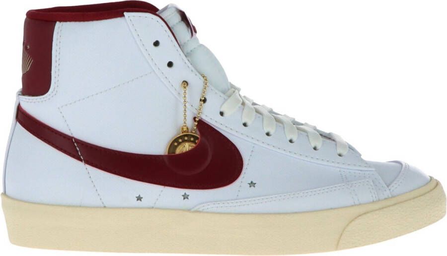 Nike Wmns Blazer Low '77 Se Basketball Schoenen white team red muslin mtlc gold star maat: 39 beschikbare maaten:39 36.5