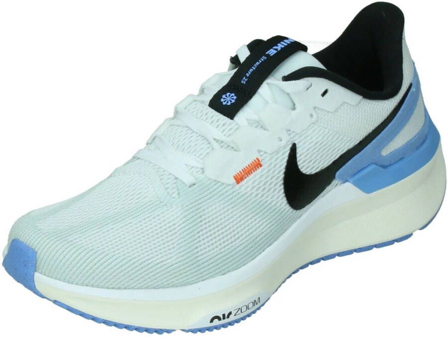 Nike structure 25 in de kleur wit
