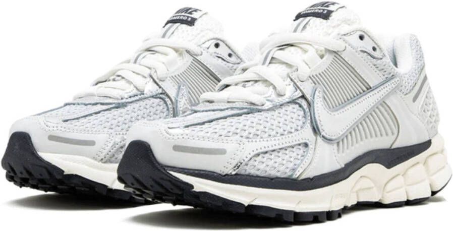Nike Damesschoenen Zoom Vomero 5 Photon Dust Gridiron Sail Chrome- Dames Photon Dust Gridiron Sail Chrome