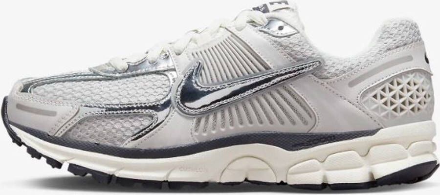 Nike Damesschoenen Zoom Vomero 5 Photon Dust Gridiron Sail Chrome- Dames Photon Dust Gridiron Sail Chrome