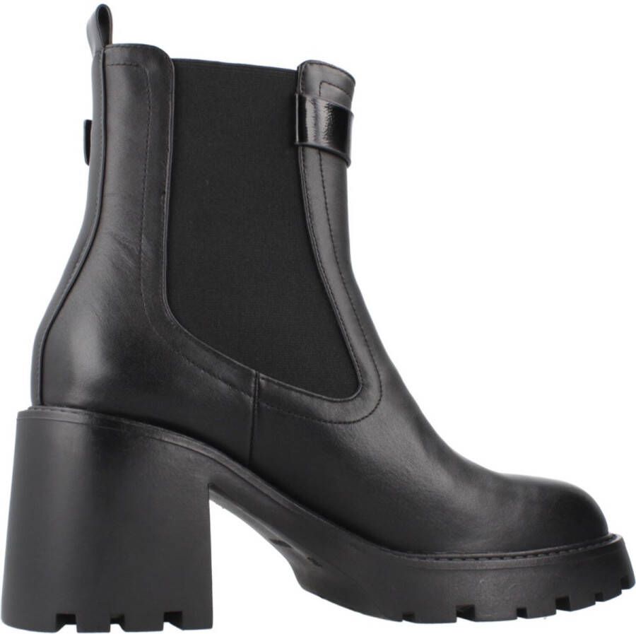 Noa Harmon Botin Basic Pose Chelsea Boots