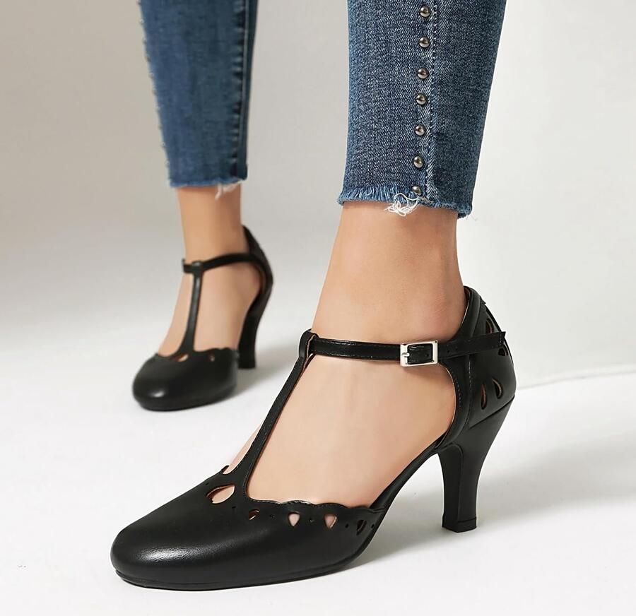Pumps met gesloten ronde neus en enkelband