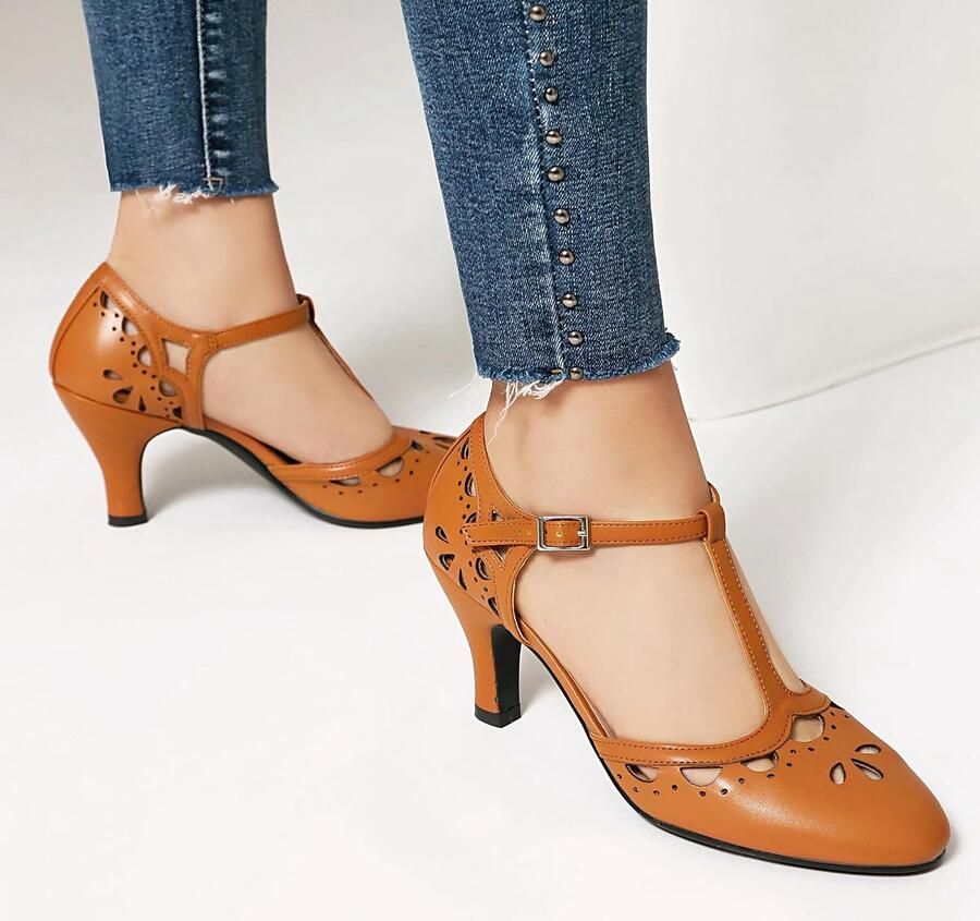 Pumps met gesloten ronde neus en enkelband