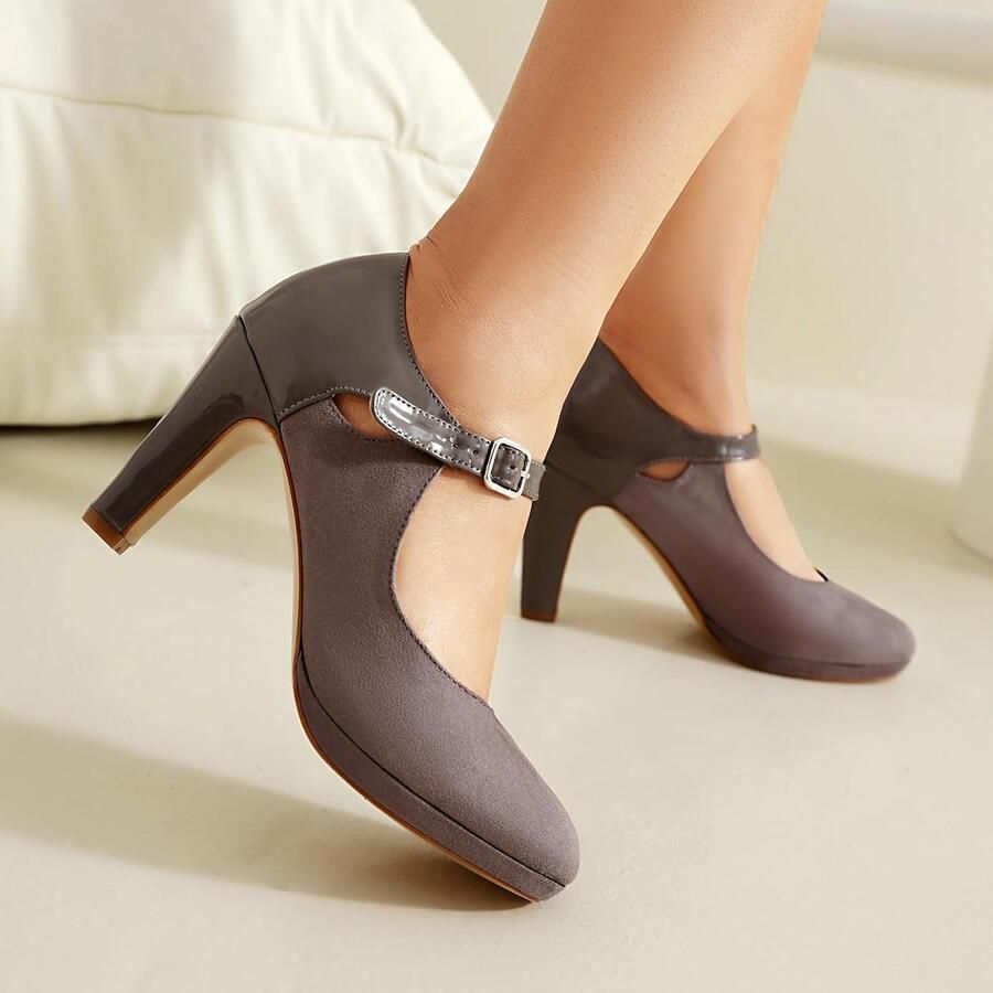 Pumps met hak gesloten teen veter en gespen