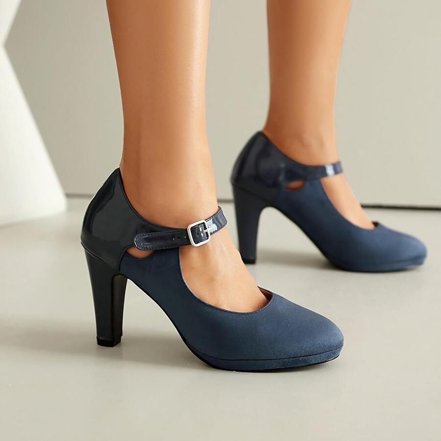 Pumps met hak gesloten teen veter en gespen