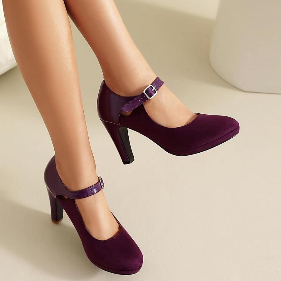 Pumps met hak gesloten teen veter en gespen