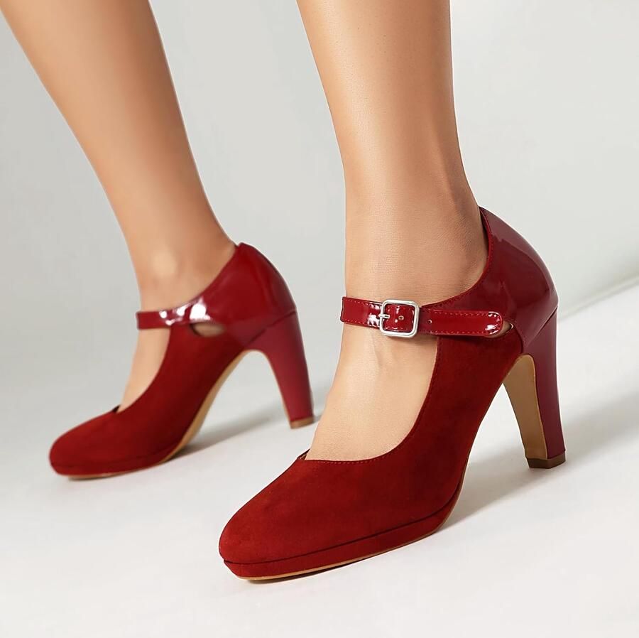 Pumps met hak gesloten teen veter en gespen