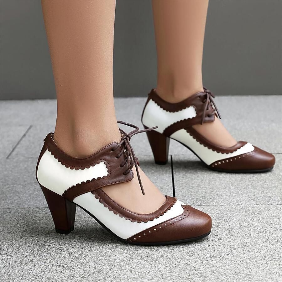 Pumps met veter sluiting en ronde neus
