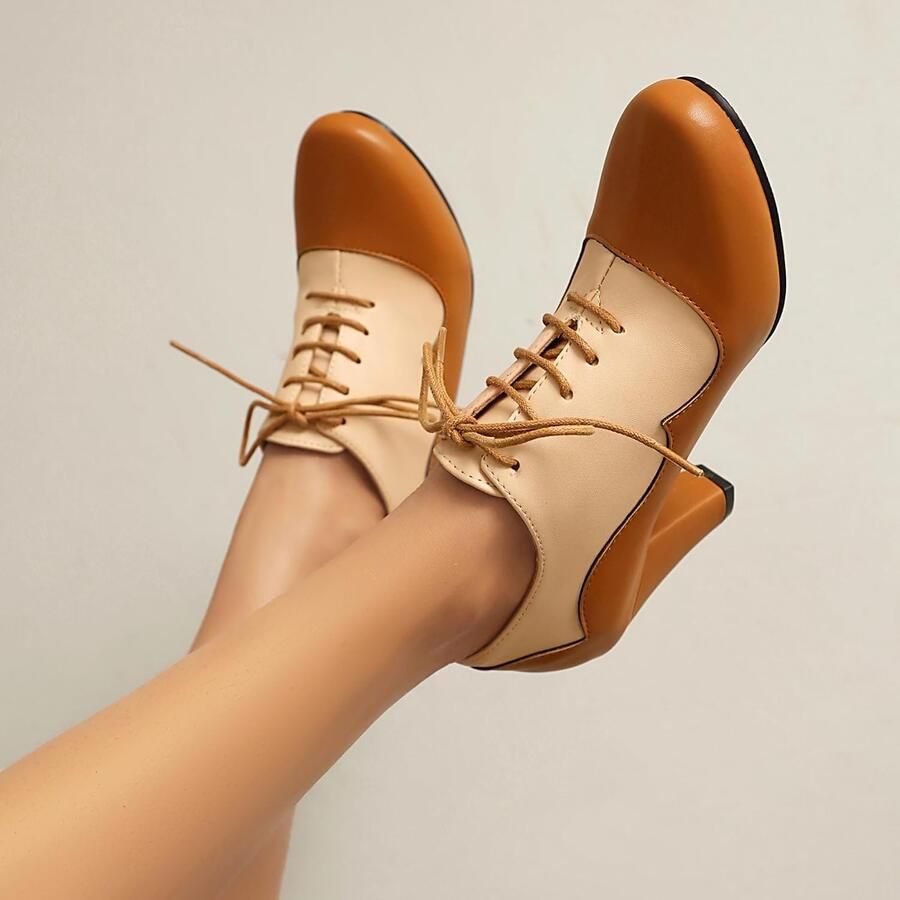 Pumps met veter sluiting retro stijl ronde neus