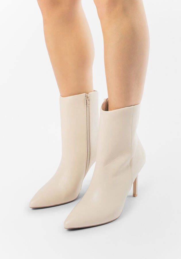 Sacha Dames Off white enkellaarsjes met naaldhak
