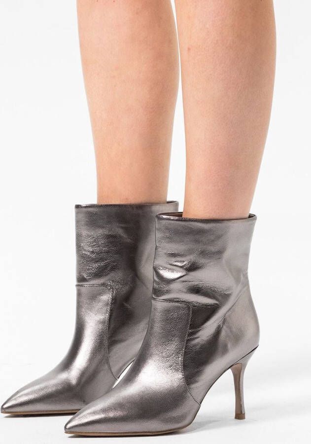 Sacha Dames Zilveren metallic enkellaarsjes met hak