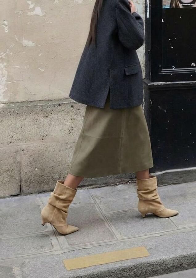 Sacha Dames Beige suède enkellaarsjes met hak