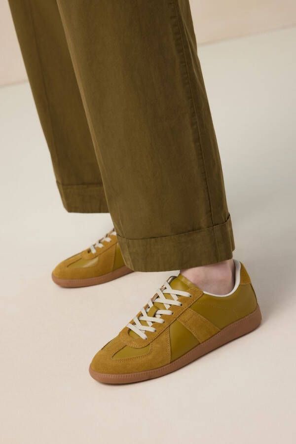 Sissy-Boy Donkergele suède leren sneakers