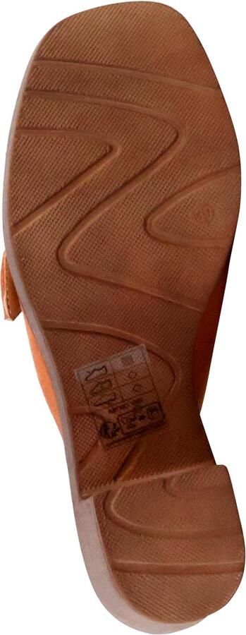 The Divine Factory Muiltjes met hak