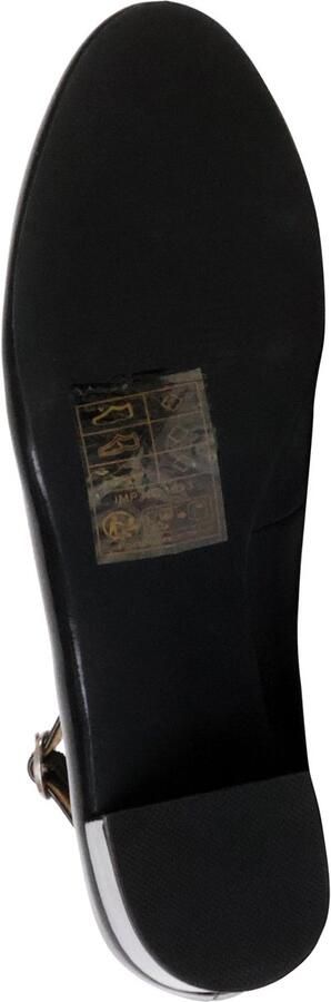 The Divine Factory Pump met bandjes