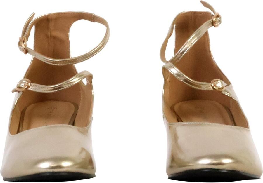 The Divine Factory Pump met bandjes