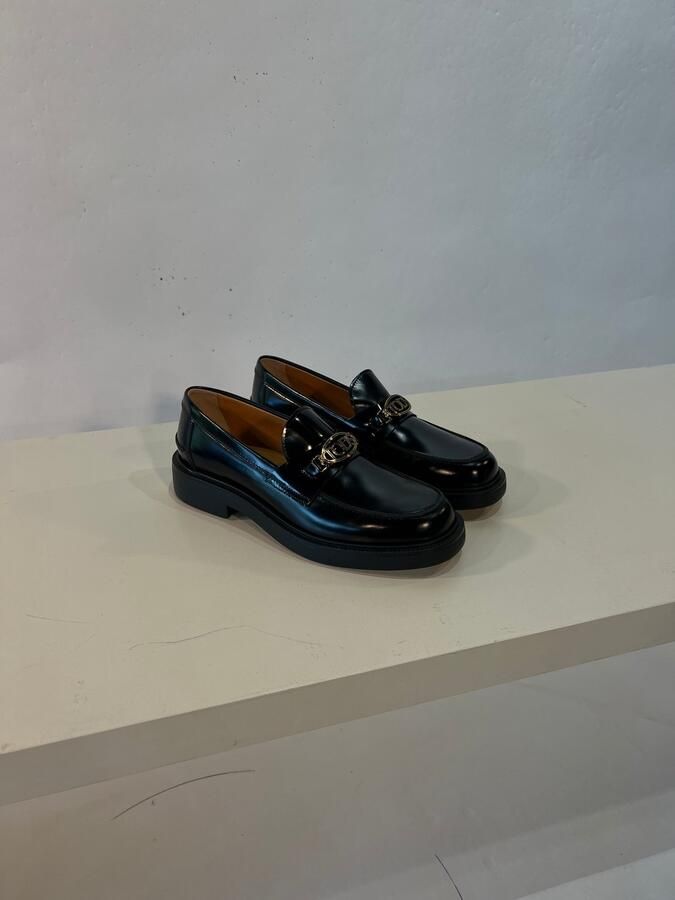 Tod's molieres zwart in glanzend leer met goudkleurig logo-ornament voor dames