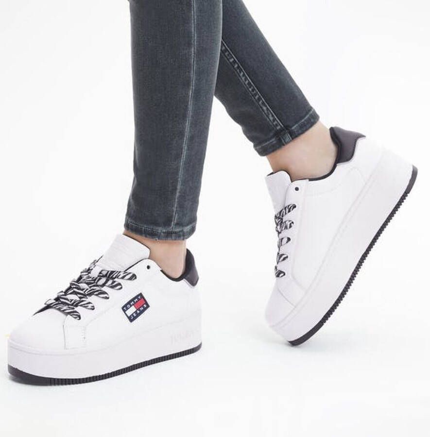 TOMMY JEANS NU 21% KORTING Plateausneakers FLATFORM WILD ANIMAL CUPSOLE met veters in zebra look
