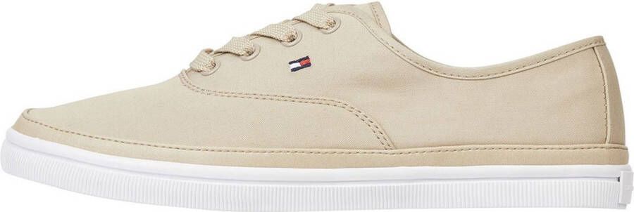 Tommy Hilfiger Sneakers ESSENTIAL KESHA LACE SNEAKER geborduurde logovlag e-breedte vrijetijdsschoen lage schoen veterschoen
