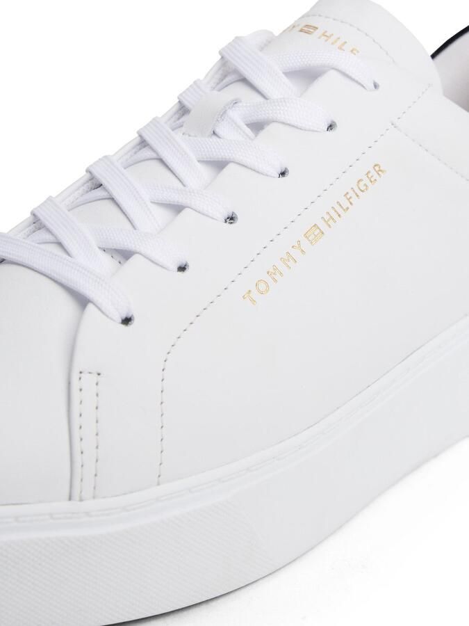 Tommy Hilfiger Plateausneakers CHIC PLATFORM CUPSOLE PATENT halfhoge schoen veterschoen met glanzende contrastinzet op de hiel
