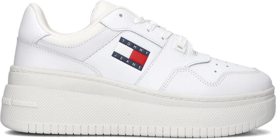 TOMMY JEANS Plateausneakers TJW RETRO BASKET FLATFORM ESS met logo-tekst in de zool vrijetijdsschoen lage schoen veterschoen