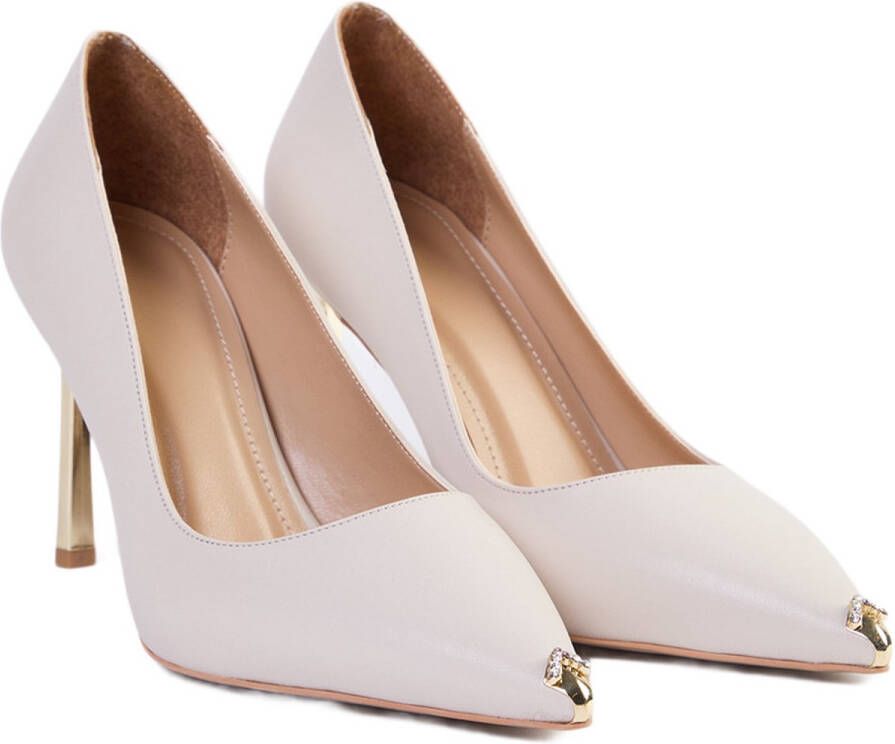 TRENDYOL SHOES Zwarte Damesschoenen Met Dunne Hak En Stilettohak Met Stenen Neus En Metalen Hakdetail Takaw25To00033