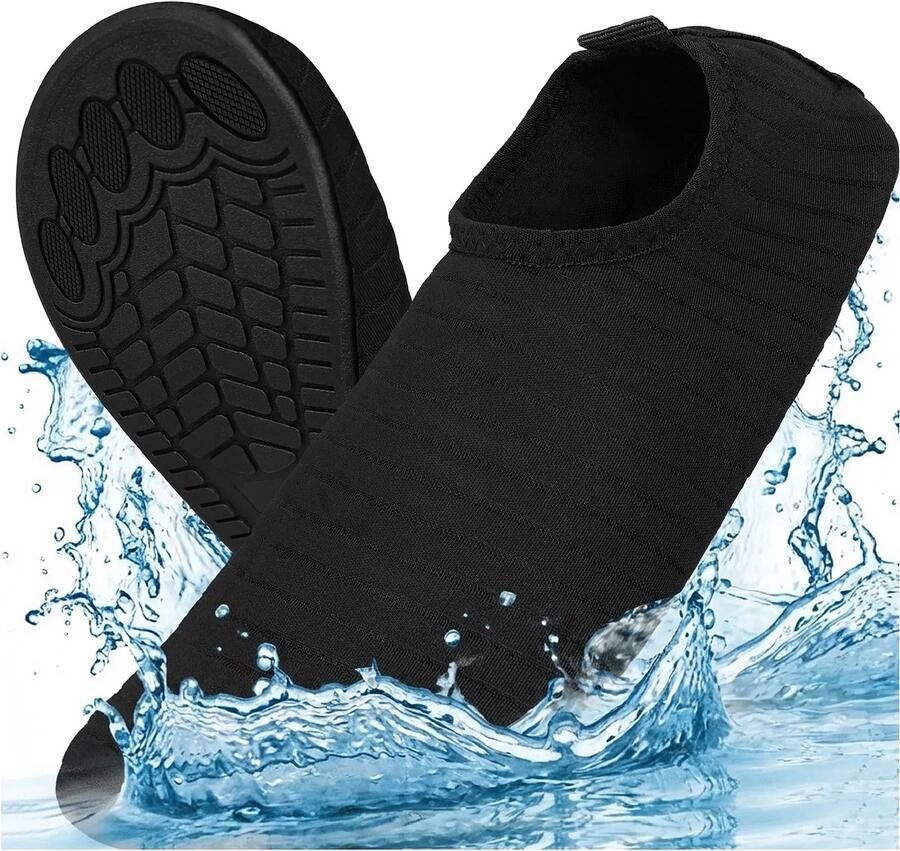 Trizand Zwarte waterschoenen met antislip zool en sneldrogende pasvorm