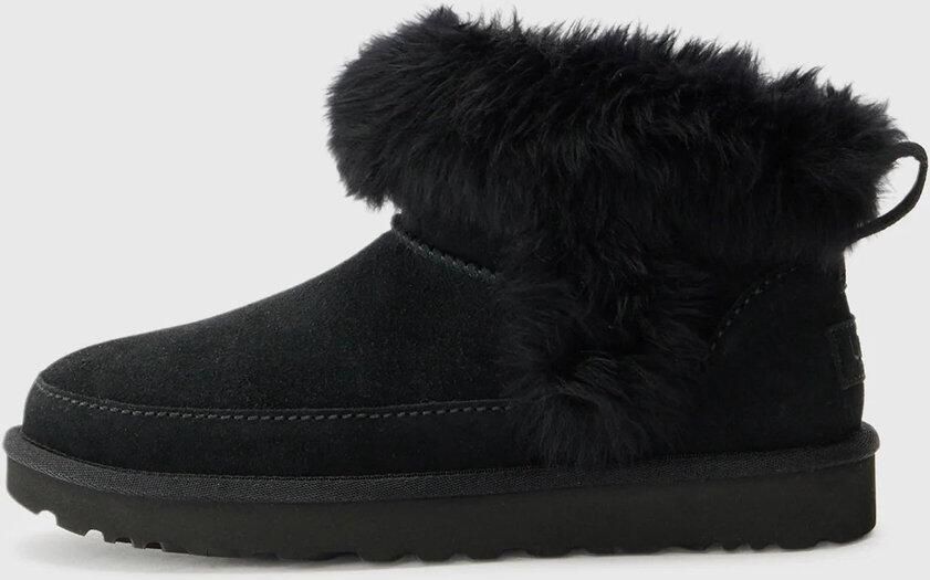 UGG Winterlaarzen Classic Ultra Mini Chalet Enkellaarsjes instaplaarzen met modieuze schapenvacht versiering