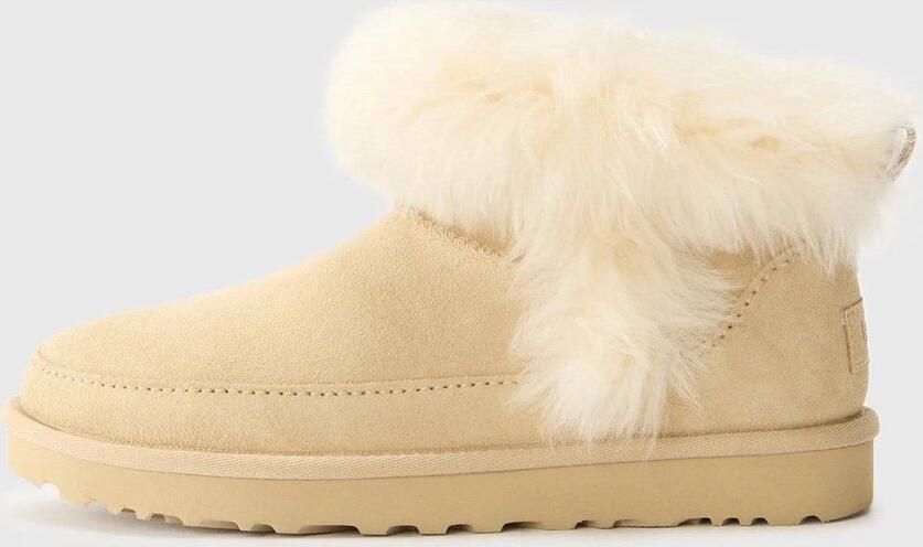 UGG Winterlaarzen Classic Ultra Mini Chalet Enkellaarsjes instaplaarzen met modieuze schapenvacht versiering