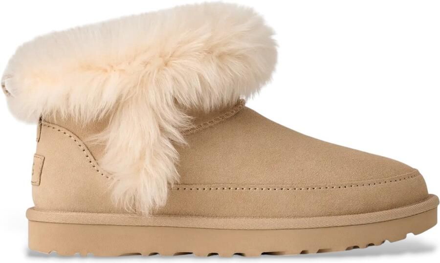 UGG Winterlaarzen Classic Ultra Mini Chalet Enkellaarsjes instaplaarzen met modieuze schapenvacht versiering