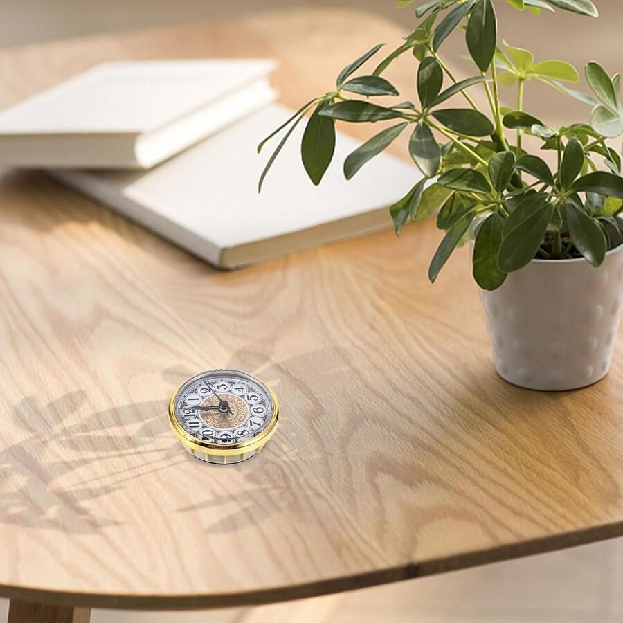 Uurwerk met gouden behuizing ronde vorm Arabische cijfers 80mm