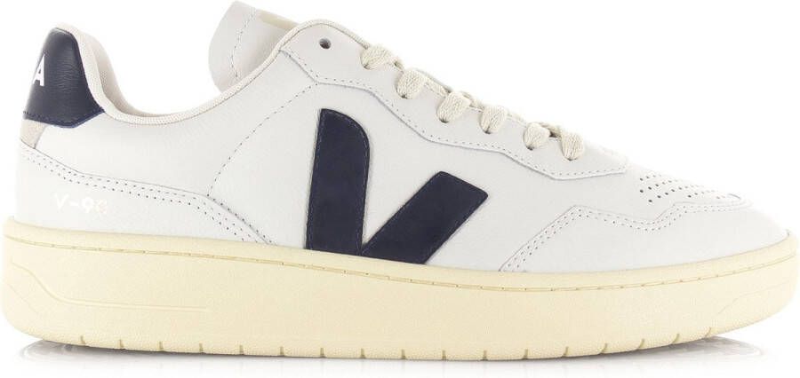 VEJA Lage Sneakers Dames V-90 Maat: 46 Materiaal: Leer Kleur: Wit
