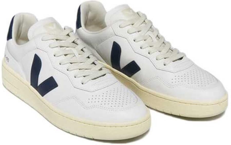 VEJA Lage Sneakers V-90 Maat: 36 Materiaal: Leer Kleur: Wit