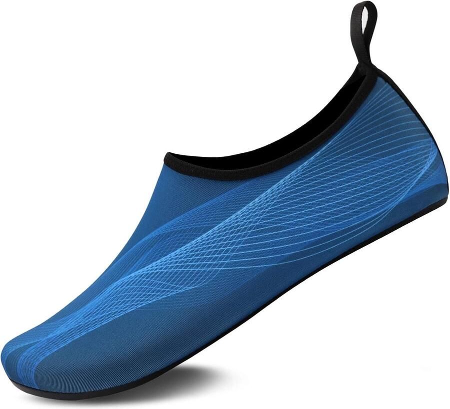 Waterschoenen voor en voor met blote voeten op het strand snel droog watersokken yoga zwem zwembad reizen kajakken op de rivier surfen duiken en yoga-oefeningen