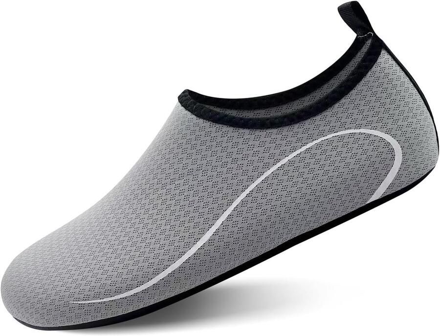 Waterschoenen voor en voor met blote voeten op het strand snel droog watersokken yoga zwem zwembad reizen kajakken op de rivier surfen duiken en yoga-oefeningen