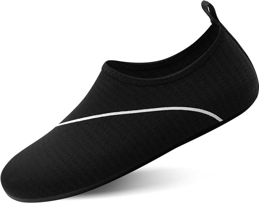Waterschoenen voor en voor met blote voeten op het strand snel droog watersokken yoga zwem zwembad reizen kajakken op de rivier surfen duiken en yoga-oefeningen