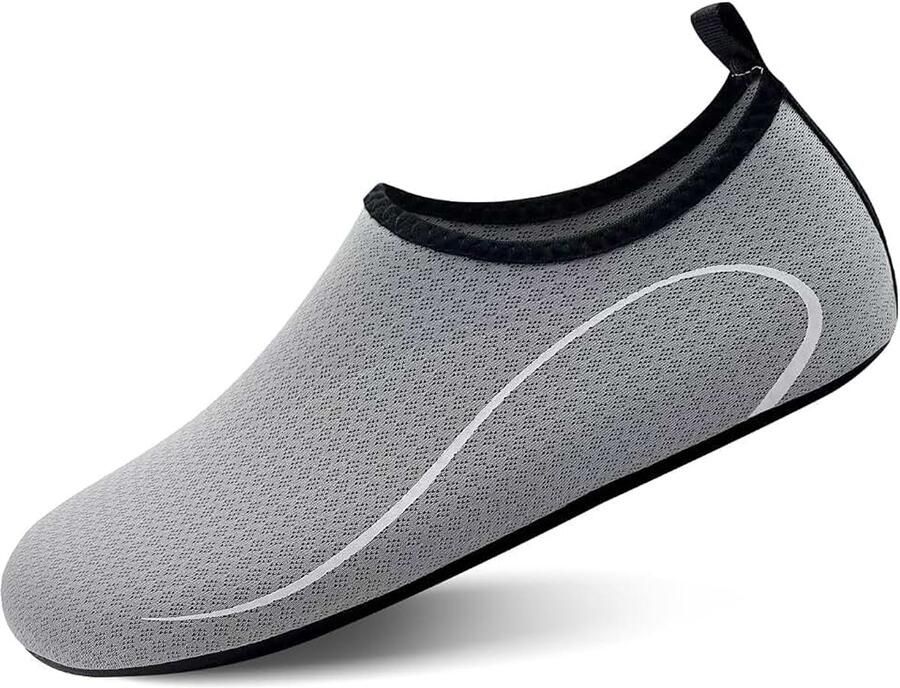 Waterschoenen voor en voor met blote voeten op het strand snel droog watersokken yoga zwem zwembad reizen kajakken op de rivier surfen duiken en yoga-oefeningen