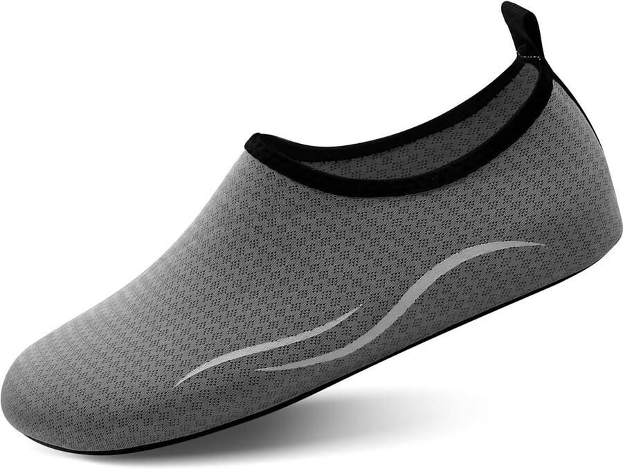 Waterschoenen voor en voor met blote voeten op het strand snel droog watersokken yoga zwem zwembad reizen kajakken op de rivier surfen duiken en yoga-oefeningen