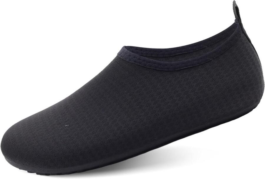 Waterschoenen voor en voor met blote voeten op het strand snel droog watersokken yoga zwem zwembad reizen kajakken op de rivier surfen duiken en yoga-oefeningen