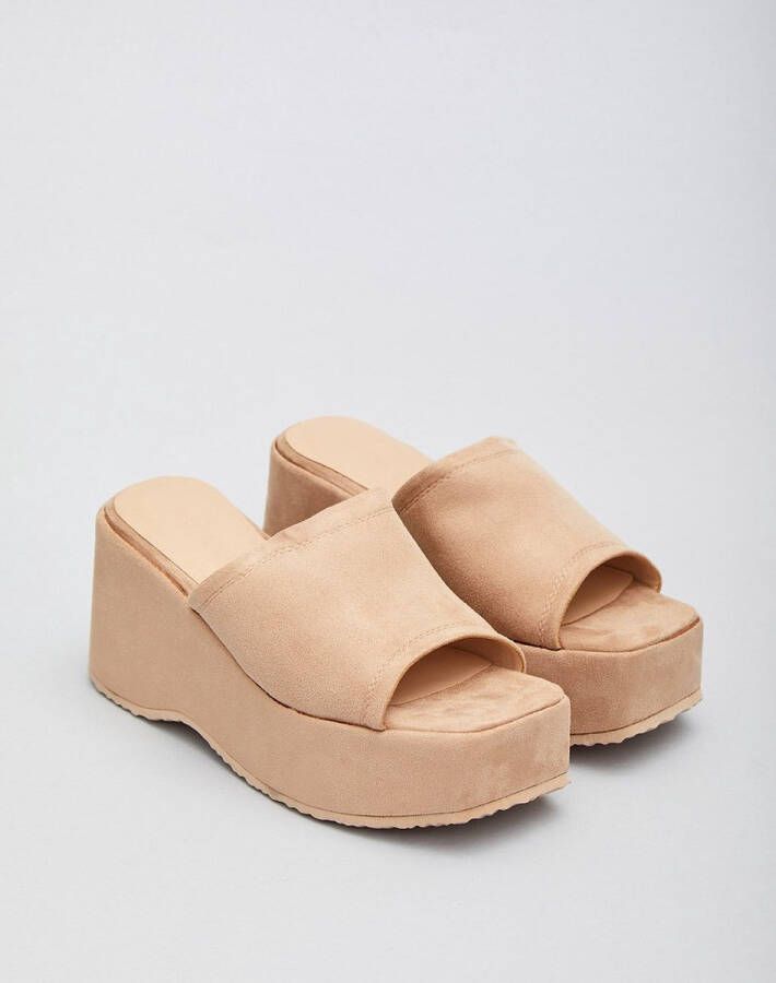 Weloveshoes SmileFavorites Instappers slippers Beige Suedine