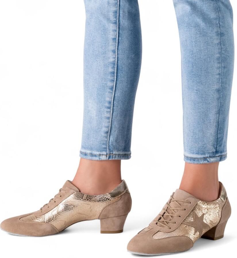 Werner Kern Ariana dames trainings dansschoenen beige suède en platinakleurig leer Splitzool voor maximale flexibiliteit Zachte leren voering Suede zool Comfortabele hak Geschikt voor Latin Salsa Ballroom Platina