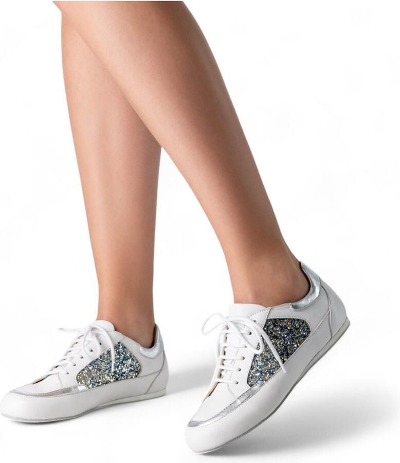 Werner Kern Carol witte dames danssneakers met glitter elementen Zacht en flexibel Suede buitenzool Uitneembaar voetbed Zilver Wit