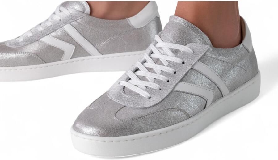 Werner Kern Latin Danssneaker LACEY Zilverkleurige Nappa Leer met parelzilver suède KRN20862 Uitneembare leren inlegzool Flexibele PUzool Geschikt voor buitengebruik Unisex Social latin dancing Salsa Bachata Zilver