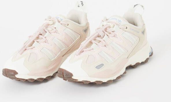 Adidas Hyperturf Quartz sneaker met suède details