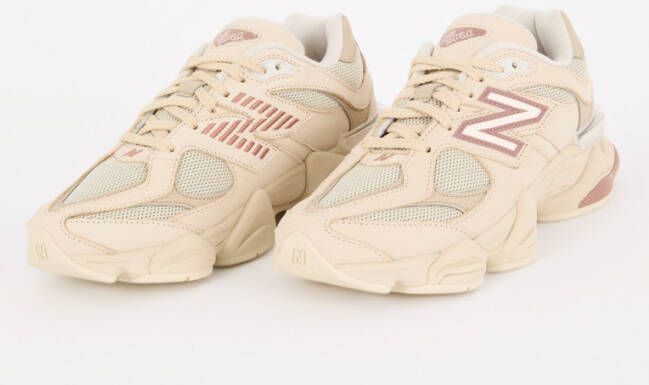 New Balance 9060 sneaker met suède en mesh details