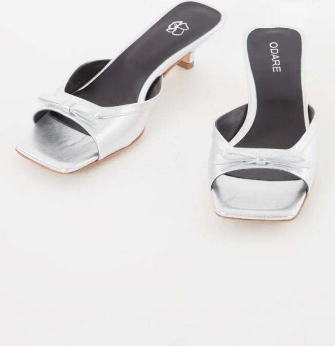 Odare Juju muiltje van leer met metallic finish en strikdetail