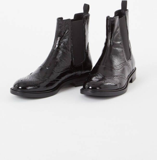Vagabond Amina chelsea boot van lakleer met broque details
