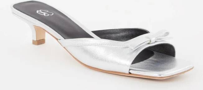 Odare Juju muiltje van leer met metallic finish en strikdetail