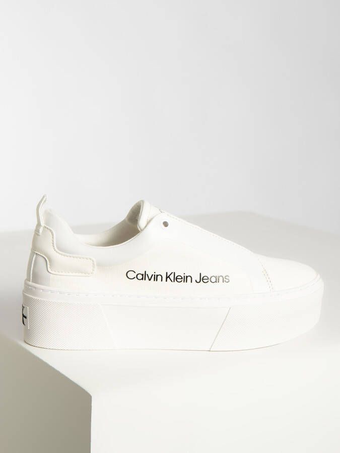 Calvin Klein Plateausneakers VULCANIZED FLATFORM+ LACEUP met logo-opschrift opzij