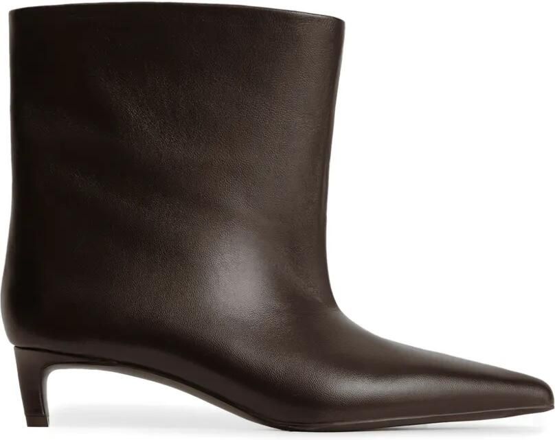 12 STOREEZ Enkellaarzen met puntige neus en kitten heel Bruin